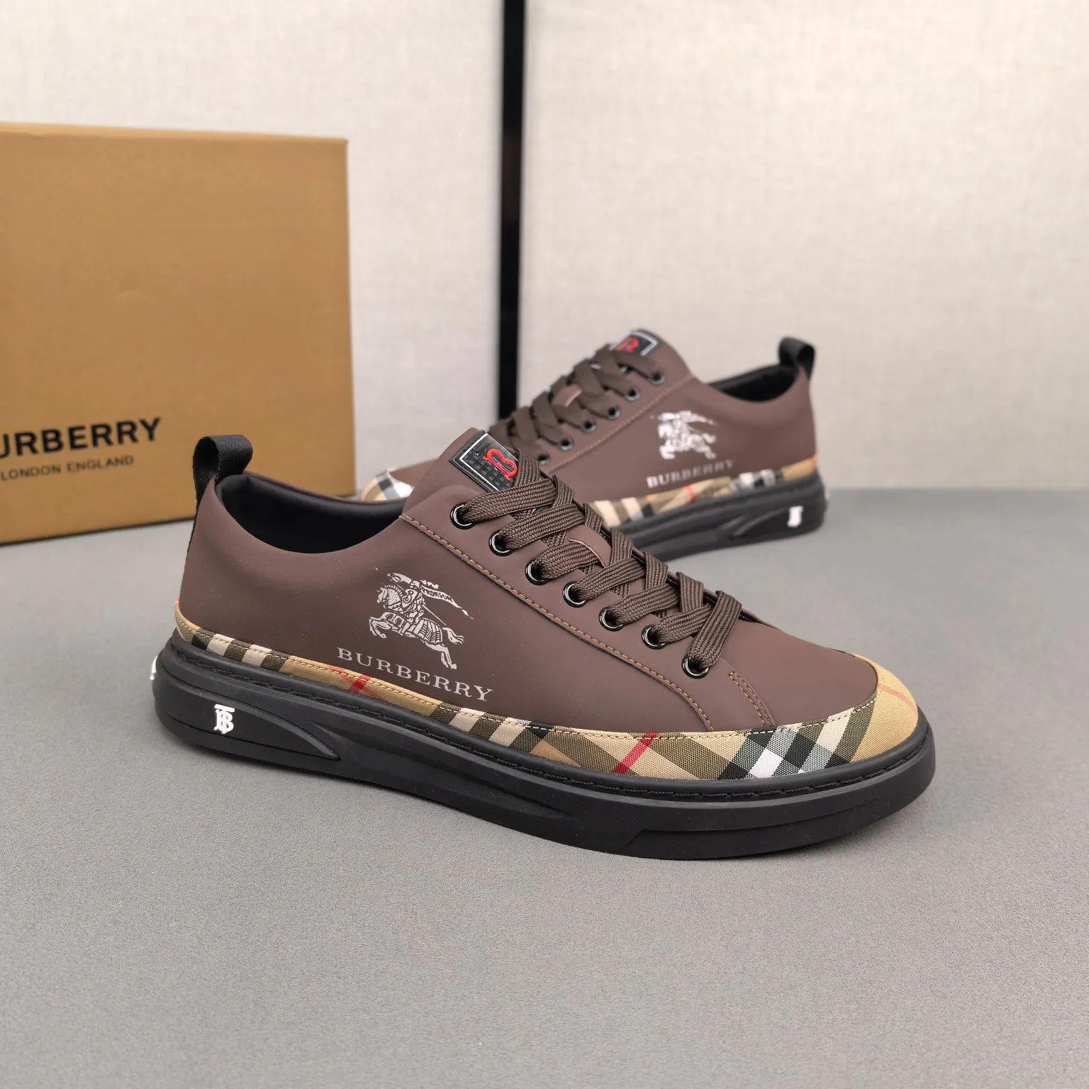 Burberry [Burberry] men's shoes 💰400💰. Fashionable sports and casual shoes, the upper is made of first-layer cowhide with plaid material, first-layer pigskin lining, and rubber outsole. Men's size 38-44.